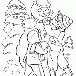 雪だるまをしている子供