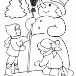 子供たちは雪だるまを形作ります