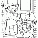 子供たちが花輪をハング